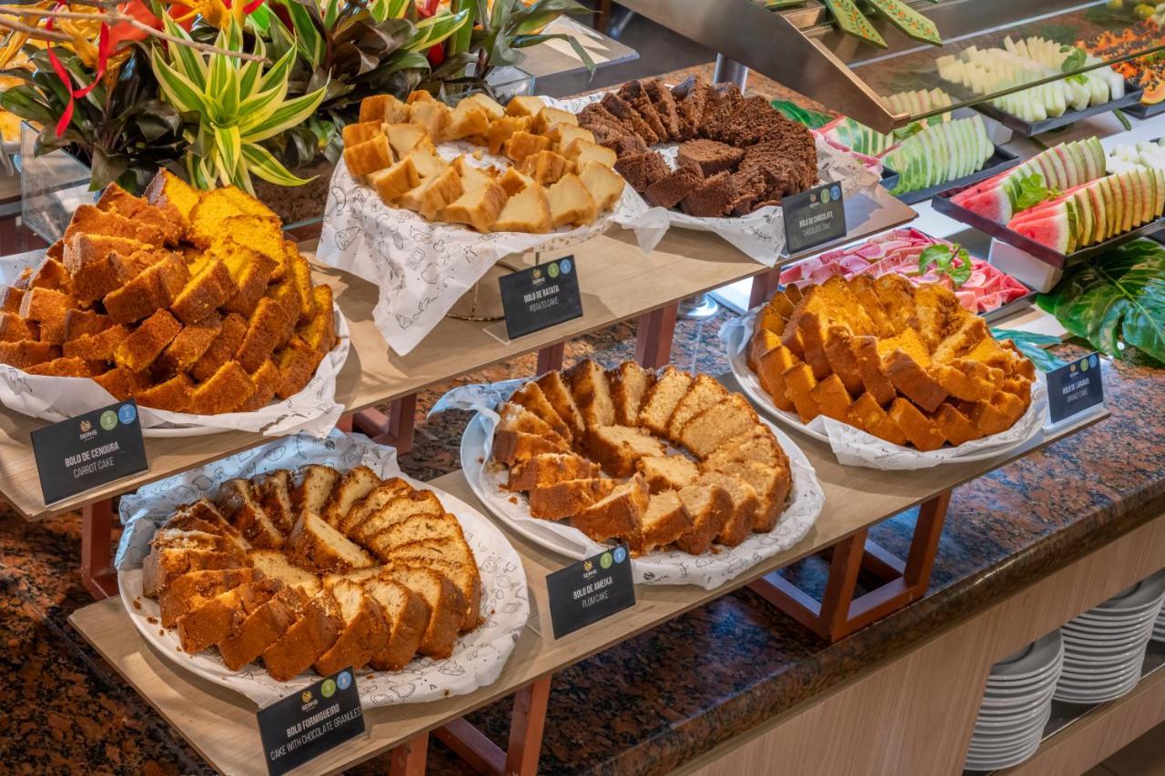 Serhs Natal Grand Hotel & Resort 외부 사진 A selection of cakes at a buffet
