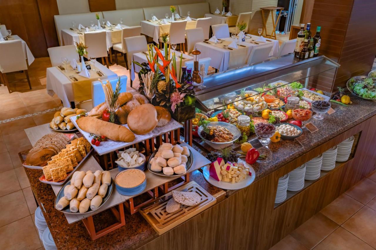 Serhs Natal Grand Hotel & Resort 외부 사진 A buffet at a hotel
