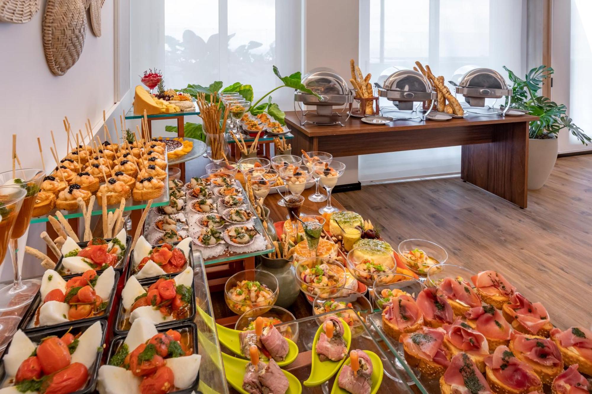 Serhs Natal Grand Hotel & Resort 외부 사진 A buffet of tapas